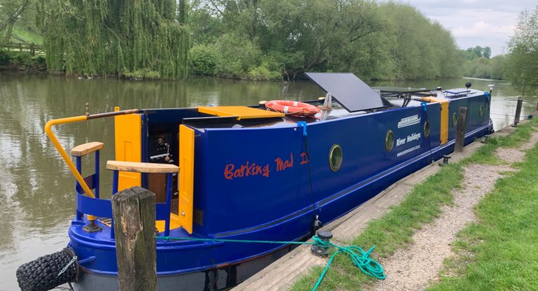 6 berth narrowboat Barking Mad external